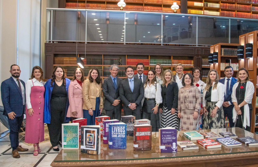 Biblioteca Hugo Simas do TJPR recebe doações de livros